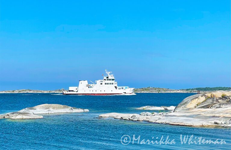 Hot to travel to Åland, picture of a ferry