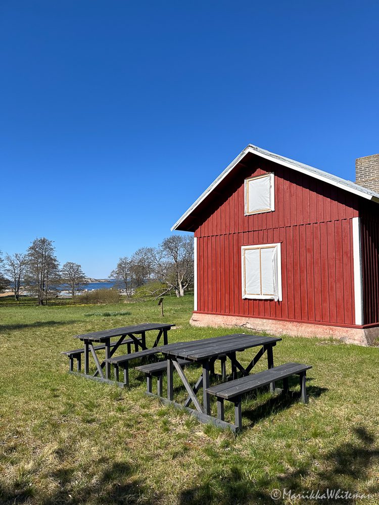 Ruokailupöytiä