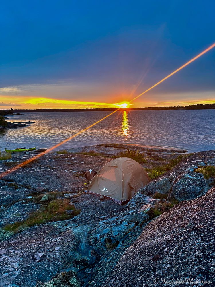 Teltta ja kaunis auringonlasku